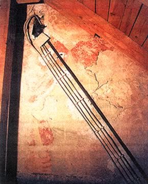 Christophorusfragment im Dachboden des Sakristeianbaus - Christophorus-Fresko in der Pfarrkirche Thernberg
